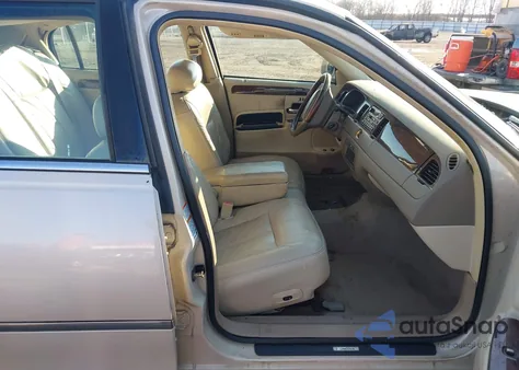 2001 Lincoln Town Car Cartier z USA, uszkodzony, nr VIN 1LNHM83W81Y706833